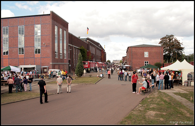 Familien und Eisenbahninteressierte aus ganz Deutschland waren anzutreffen. Das ganze hatte schon fast Volksfeststimmung, eine gelungene Veranstaltung (80 Jahre Werk Dessau, Dessau-Sd 12.09.2009)