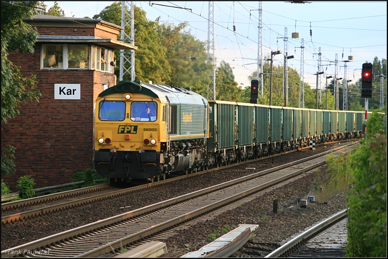 FPL 66005 (92 51 365 0 004-6 PL-FPL) mit den firmeneigenen Wagen der Gattung Eamhoss 11 (Berlin Karow, 13.08.2009)