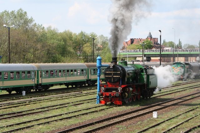 Freundlich winkt der Lokfhrer auf der seiner ersten Paradefahrt auf dem Fest. Leider war keine Typenbezeichnung der Lok erkennbar (Wolsztyn, 03.05.2008).