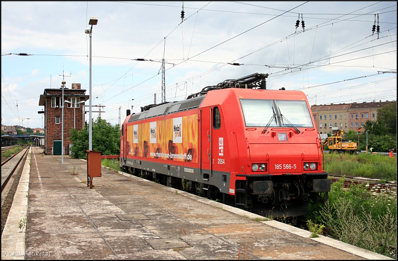 HGK 185 586-5 in der Sonntagsruhe. Werbung für  heizprofi  (NVR-Nummer: 91 80 6185 586-5 D-HGK, Zulassung für D/A/CH, gesichtet Berlin Lichtenberg 05.07.2009)