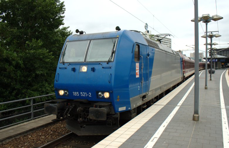 HGK 2008 / 185 521-2 kommt mit einem Sonderzug aus Opladen an. Am Haken einen bunten Mix an Wagen (angemietet von ATC Antwerpen, gesichtet Berlin Zoologischer Garten 30.05.2009).