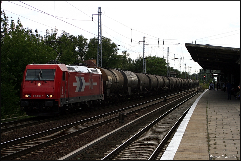 HGK 2067 / 185 632-7 mit einem Kesselwagen-Ganzzug erwischte eine richtig dunkle Wolke auf der Fahrt Richtung Bernau (NVR-Nummer 91 80 6185 632-7 D-HGK, Berlin Karow, 13.08.2009)