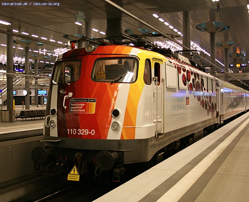 Hier zieht 110 329-0 den Zug  Expedition Zukunft  zur nchsten Station. Auftakt ist im Berliner Hauptbahnhof, leider unten... (23.04.2009 - Update: z-gestellt 18.12.2007, wiD 13.11.2008, Dortmund Bbf 05/2010 zA, Verschrottet 14.01.2011)