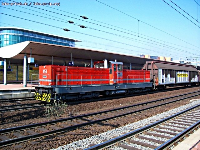 HLB DG 201 / 421 001 wurde bei Deutz 1959 als Nr 56955 gebaut. Sie besitzt eine Leistung von 2x 735 kW. Sie wird im Werksverkehr von VW Baunatal eingesetzt (Kassel-Wilhelmshöhe, 02.04.2007).