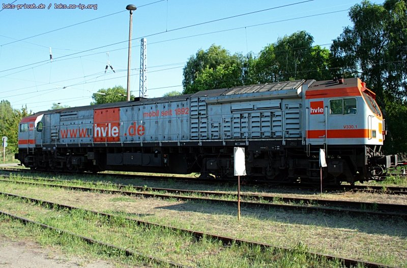 hvle V 330.1 / 250 002) auf dem Fest  100 Jahre Rbf Wustermark . Der  Blue Tiger  ist eine dieselelektrische Lokomotive die von ADtranz und General Electric ursprünglich Ende 1990 gebaut wurde. Danach erfolgte die Fertigung auch bei Bombardier. Bei der Deutsche Bahn AG wird sie als Baureihe 250 geführt. Die Lok besitzt einen 12-Zylinder-Dieselmotor mit 2460 kW und 517 kN Anfahrzugkraft. (Rbf Wustermark, 01.05.2009)