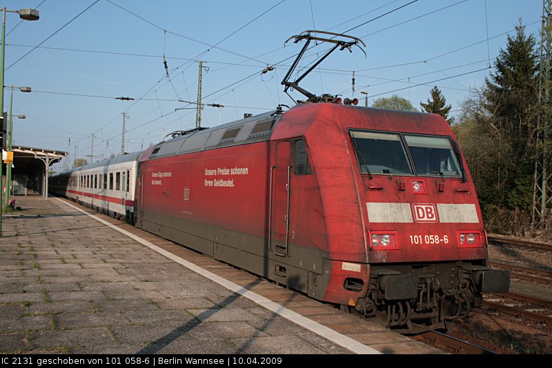 IC geschoben von der 101 058-6, die Werbung in eigener Sache macht:  Unsere Zge schonen die Umwelt  (Berlin Wannsee, 10.04.2009).