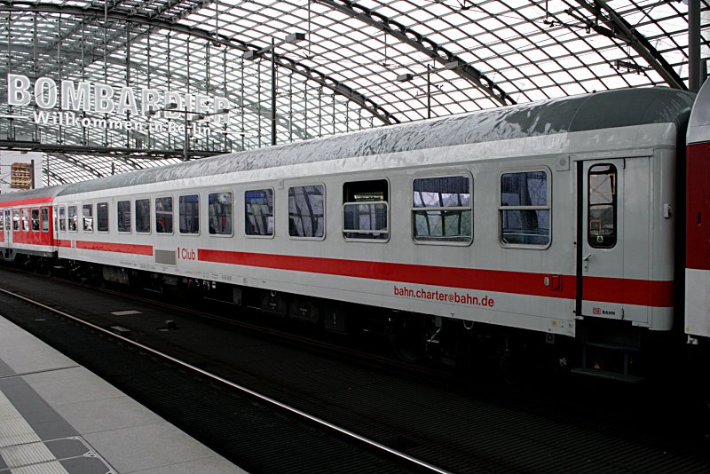 Im DGB-Sonderzug lief dieser Club-Wagen (D-DB 61 80 89-90 672-0 WGmz, Berlin Hauptbahnhof 16.05.2009).