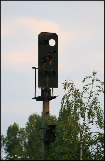 Impression: Das Signal schein Halt zu zeigen. Hier sind die restlichen Sonnenstrahlen der untergehenden Sonne am Werk (Berlin Wuhlheide, 24.06.2009).