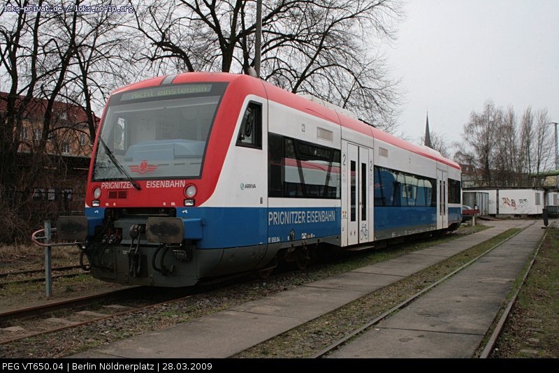 In den Farben der Prinitzer Eisenbahn (PEG) präsentiert sich VT 650.04 / 650 565 (Berlin Nöldnerplatz, 28.03.2009).