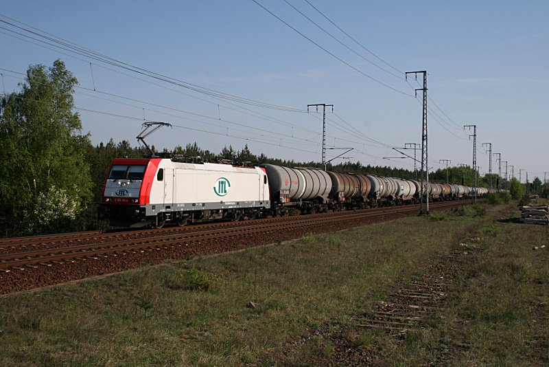 ITL E 186 181-4 mit Kesselwagenzug (Zulassung fr D/A/B/NL, NVR-Nummer: 91 80 6186 181-4 D-ITL, gesichtet Berlin Wuhlheide, 24.04.2009).