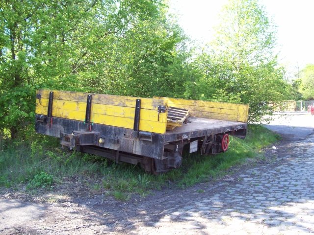 Kleinwagen 34.1.41065 steht scheinbar achtlos an die Seite gestellt neben den Gleisen (Bebra, 26.04.2007).