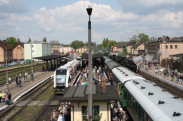 Langsam fllt sich der Bahnhof. Neben Sonderzgen zum Dampflokfest fhrt auch noch der regulre Nahverkehr (Wolsztyn, 03.05.2008).