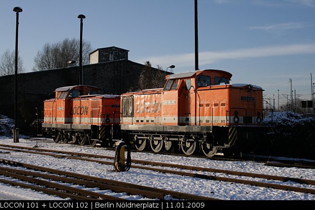 LOCON 101 / 345 028 und LOCON 102 ruhen sich in der Wintersonne aus (Berlin Nldnerplatz, 11.01.2009).