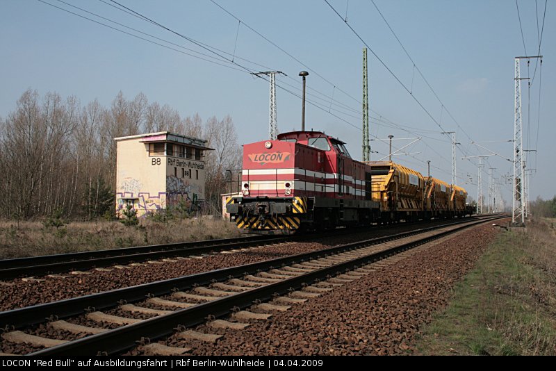 LOCON 209 / 201 878  Alsttte II  mit Bauzug am Stellwerk B8 (Berlin Wuhlheide, 04.04.2009).