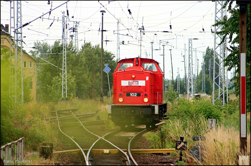 MEG 102 kommt zum Rangierbahnhof um eine Leistung zu bernehmen. Das Bild wurde mit Tele aufgenommen und beim Auslsen drckt der Wind einen Busch ins Bild (NVR-Nummer 92 80 1 204 761-1 D-MEG, gesehen Berlin Lichtenberg 24.06.2009)