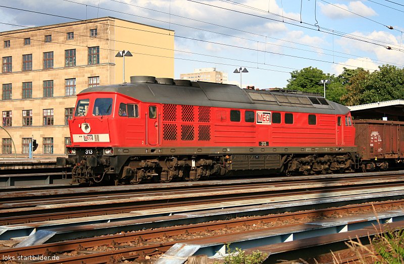 MEG 313 / 232 068-7 im Portrait vor typischer Kulisse (Berlin Greifswalder Str, 08.06.2009).