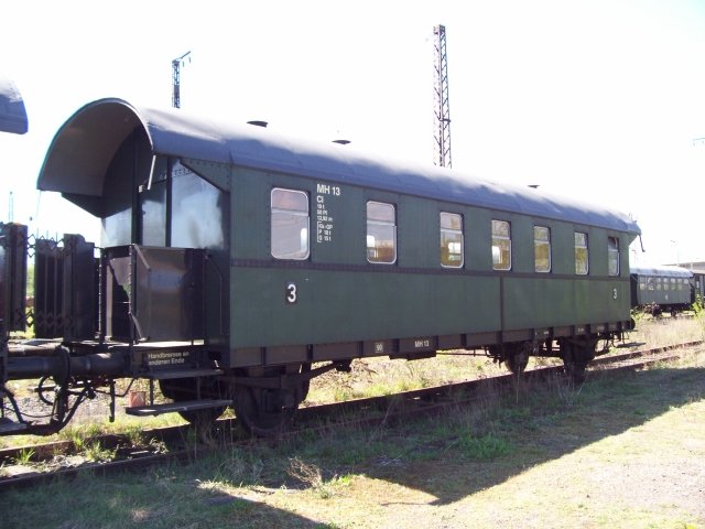 MH 13 ist ein 3. Klasse Reisewagen. Diese Gattung wird  Donnerbüchse  genannt. Gebaut wurde der Wagen in Steinfurt 1928 (Gattung Ci-28, Hanau 15.04.2007).