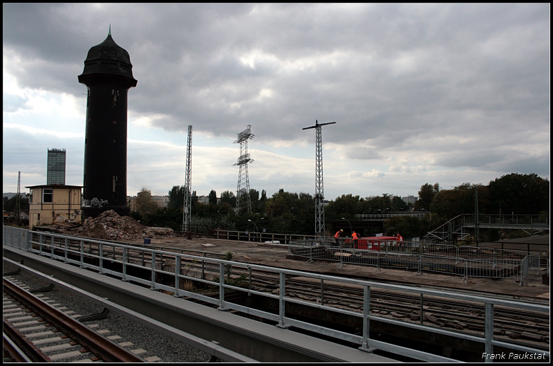 Nur ein Hufchen Schutt ist noch vom alten Bahnsteig der Ringbahn briggeblieben. Rechts erkennt man noch den Mittelzugang zum Bahnsteig (Baustelle Berlin Ostkreuz, 26.09.2009)