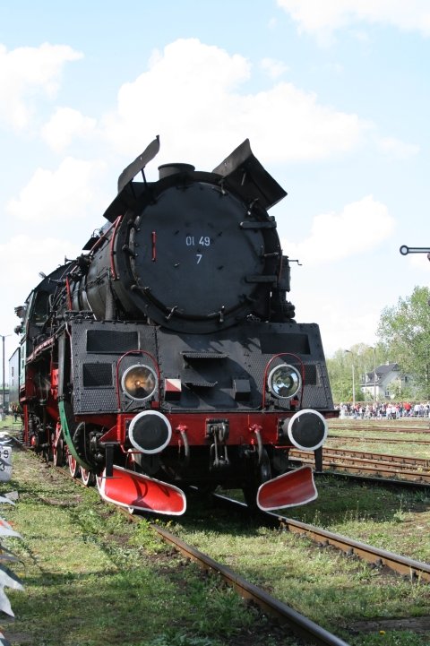 Ol49 7 ist von vorne schon sehr beeindruckend anzusehen (Wolsztyn, 03.05.2008).