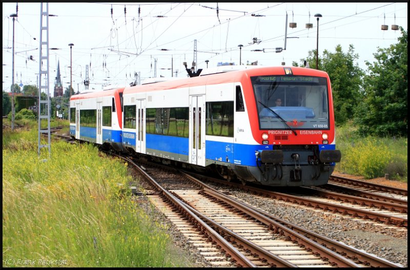 PEG VT 650-05 / 650 566 und VT 650-03 als RB12 nach Templin Stadt. Neu ist die interne Fahrzeugnummer an der Frontscheibe und statt des Punkts jetzt mit Bindestrich geschrieben (Berlin Lichtenberg, 19.06.2009)