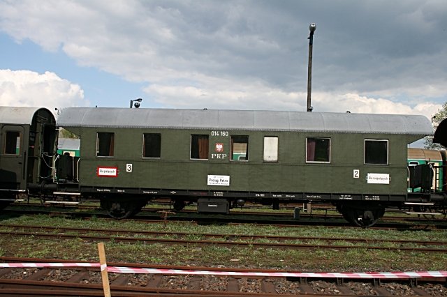 PKP 014 160 (Bauart BCi-29) ist ein Reisewagen mit 2. und 3. Klasse, eine typische  Donnerbchse  (Wolsztyn, 03.05.2008).