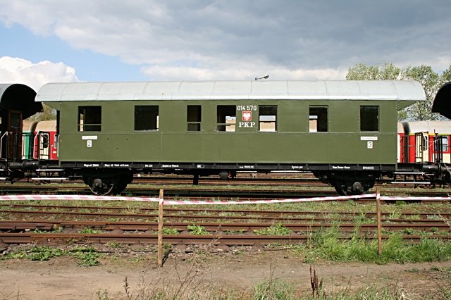 PKP 014 570 (Bauart BCi-28) ist ein Reisezugwagen mit 2. und 3. Klasse (Wolsztyn, 03.05.2008).