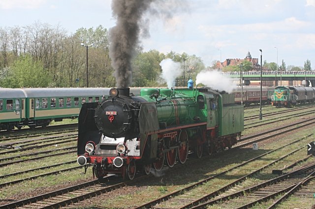 PM36-2,  Schne Helena  wegen ihres Erscheinungsbildes genannt, ist die einzige verbliebene Lok dieser Baureihe. Hier auf ihrer Paradefahrt (ex DRG 18 602, gesehen Wolsztyn 03.05.2008).