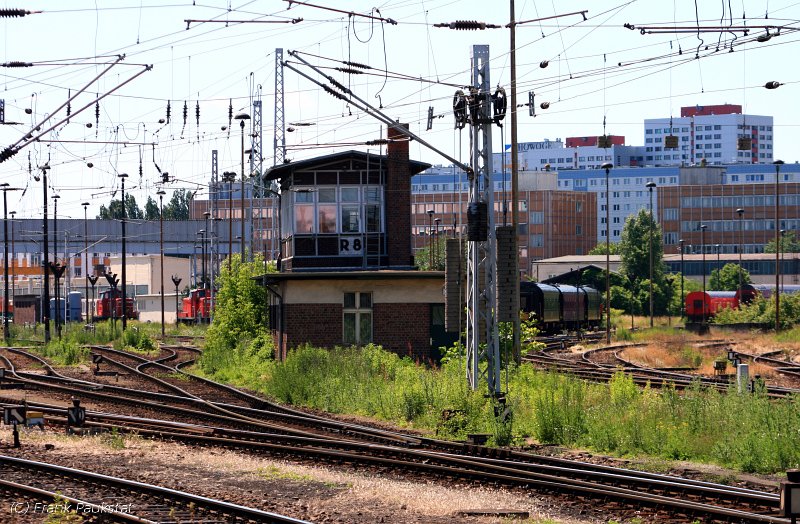  R8  ist ein Weichenwärter/Wärterstellwerk vom Typ SuH 1912 (Berlin Lichtenberg, 13.06.2009).