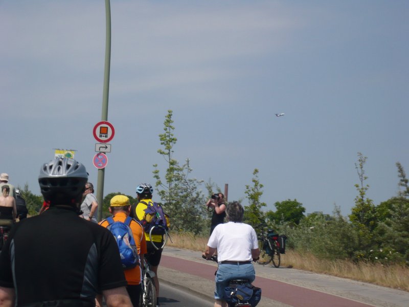 Radwege - eine Kompromissl�sung, die das Radfahren sicherer und komfortabler machen soll. Waren sie zun�chst auch offiziell daf�r gedacht, dem aufkommenden motorisierten Verkehr freie Wege zu schaffen, so wurde sp�ter nur noch mit dem Sicherheitsaspekt diskutiert. Eine Annahme, die zun�chst richtig und sinnvoll schien, bis man bemerkte, dass Radfahrer im Kreuzungsbereich so viel mehr gef�hrdet sind, dass das Fahren auf der Fahrbahn fast immer sicherer f�r sie ist. Doch ist diese Erkenntnis in der Bev�lkerung unbekannt und wird auch in der Verkehrsplanung zwar akzeptiert, dennoch oft ignoriert. Fahrradsternfahrt in Berlin, 2008