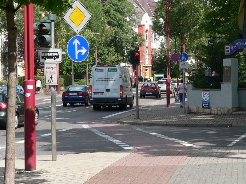 Radwege: Sehr oft begleiten Radwege die Fahrbahn nur streckenweise, der Radfahrer wechselt oft zwischen Fahrbahn und Radweg hin und her. Aus Sicht der Verkehrsplanung ist das sicherer, als wenn der Radler st�ndig sichtbar auf der Fahrbahn f�hrt. Zu sehen ist eine ausgesprochen schlechte L�sung der R�ckf�hrung in den Flie�verkehr. Erfurt, Arnst�dter Stra�e, 2007