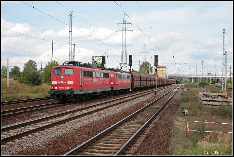 Railion 151 004-9 in Traktion mit DB 151 001-5 (Update: z-gestellt Maschen Rbf) und Falns-Wagen (Berlin Schnefeld, 22.08.2009)