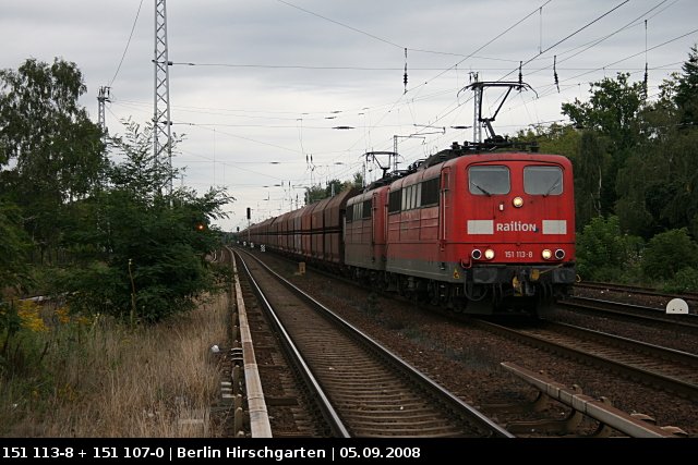 Railion 151 113-8 und 151 107-0 mit Schttgut (Berlin, Hirschgarten, 05.09.2008)