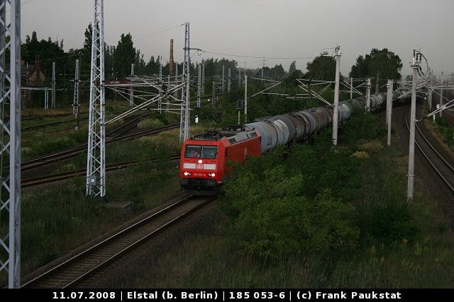 Railion 185 053-6 mit Kesselzug brachte dann auch Starkregen, so das erstmal die Flucht ins Wartehuschen angetreten wurde (NVR-Nummer: 91 80 6185 053-6 D-DB, Zulassung: D/A, gesichtet Wustermark-Elstal 11.07.2008)