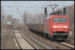 Railion 152 078-2 mit Rungenwagen �berholt vor dem Bahnhof die NEB 27 (DB Schenker Rail Deutschland AG, Berlin Karow 30.03.2010)