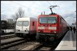 Steuerwagen 51 80 09-85 001-8 neben 143 567-6, frappierende �hnlichkeiten... (Hennigsdorf b. Berlin 01.04.2010)
