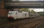 Mit leeren Autotransportern fährt ITL 285 103-8 am 27.08.2011 durch Hamburg-Harburg.