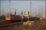 DB Schenker 155 243-9 hatte mit dem gemischten G�terzug keine Probleme (gesehen Berlin Sch�nefeld Flughafen 13.11.2011)