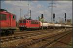 DB Schenker 155 009-4 mit Kesselwagen trifft eine wartene Schwesterlok in Berlin Sch�nefeld Flughafen 14.04.2012