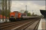 Mit neuen Schwellen f�hrt hvle V160.4 am 27.04.2012 am S-Bahnhof Berlin-Karow vorbei