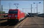 DB Schenker 185 393-6 fuhr mit Kesselwagen am 24.07.2012 durch den Bahnhof Berlin Sch�nefeld Flughafen