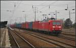 DB Schenker 145 025 mit einem Container-Zug am 03.04.2013 in Berlin Sch�nefeld Flughafen