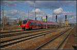 DB Regio 442 327 kommt am 07.04.2013 als RE7 nach W�nsdorf-Waldstadt im Bahnhof Berlin Flughafen Sch�nefeld an