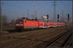 DB Regio 143 155-0 kommt am 13.11.2011 zum Endhalt in den Bahnhof Berlin Sch�nefeld Flughafen eingefahren.