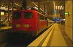 DB 110 210-2 wird die Talgo-Wagen f�r den zuk�nftigen Hotelzug des Unternehmers Karlheinz Nowotny �ber K�ln Deutz nach Basel bringen.