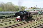 Im Gleien der Front geht die Typenbeschriftung vllig unter. Hier auf dem ersten Durchgang der Paradefahrt (Wolsztyn, 03.05.2008).