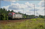 PKP Cargo EU46-501 / 5 370 013-2 fuhr mit nur einem mäßig ausgelasteten Containerzug am 23.08.2017 durch die Berliner Wuhlheide