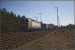 PKP Cargo EU46-514 / 193-514 fuhr leider aus dem Gegenlicht kommend mit einem Container-Zug am 06.04.2018 durch die Berliner Wuhlheide