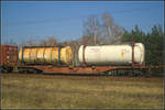 Vierachsiger Drehgestell-Containertragwagen der Gattung Sgns des Einstellers Touax.