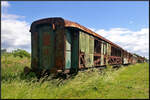 Langsam wächst Gras über den entkernten Schnellzugwagen, der im Eisenbahnmuseum Jaroměř auf einem der äußeren Seitengleise abgestellt ist.