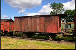 Dieser 2-achsige gedeckte Güterwagen ohne Nummer mit Lüftungsgittern und einer Plattform stand am 21.05.2022 im Eisenbahnmuseum Jaroměř.